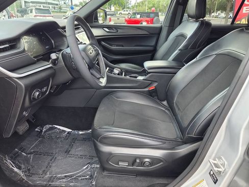 Used 2025 Jeep Grand Cherokee Altitude AWD/4WD image 4