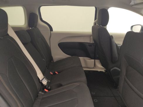 Used 2017 Chrysler Pacifica Touring FWD image 19