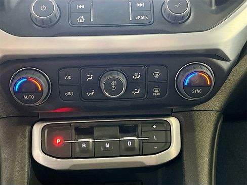 Used 2022 GMC Acadia SLT w/ Technology Package image 16