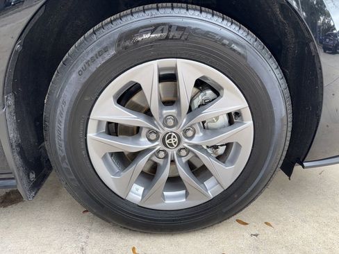 Used 2025 Toyota Sienna XLE image 36