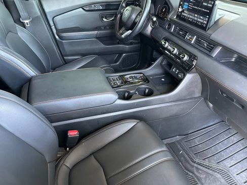 Used 2025 Honda Pilot TrailSport image 17