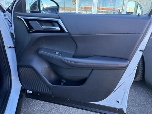 New 2025 Mitsubishi Outlander SE image 31