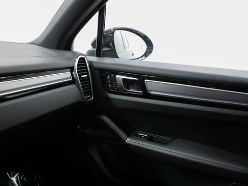 Certified 2023 Porsche Cayenne Platinum Edition image 24