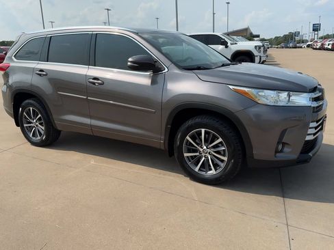 Used 2017 Toyota Highlander XLE FWD image 3