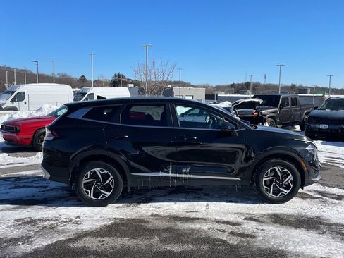 Used 2023 Kia Sportage LX image 5