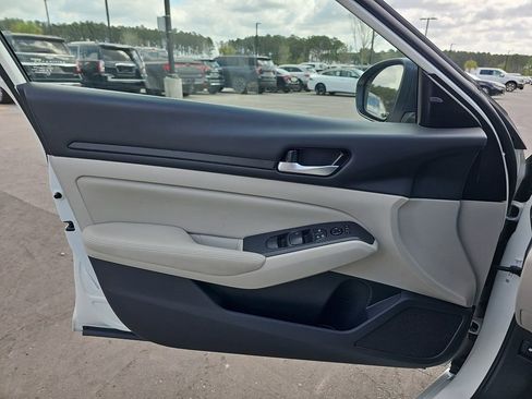 Used 2025 Nissan Altima 2.5 SV image 29