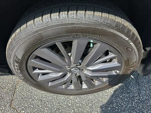 Certified 2023 Nissan Pathfinder SL w/ SL Premium Package FWD image 9