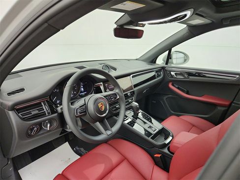 Used 2025 Porsche Macan image 4