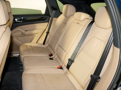 Certified 2023 Porsche Cayenne w/ Premium Package AWD/4WD image 34