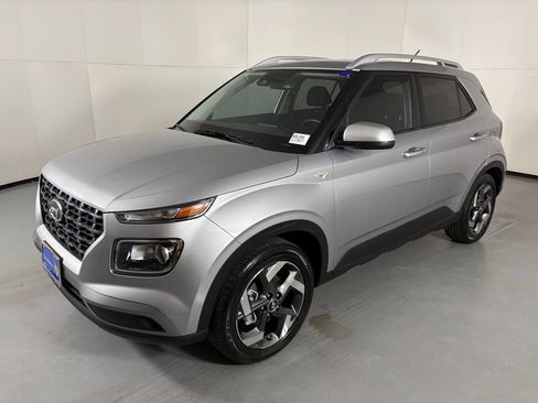 Used 2025 Hyundai Venue SEL FWD image 3