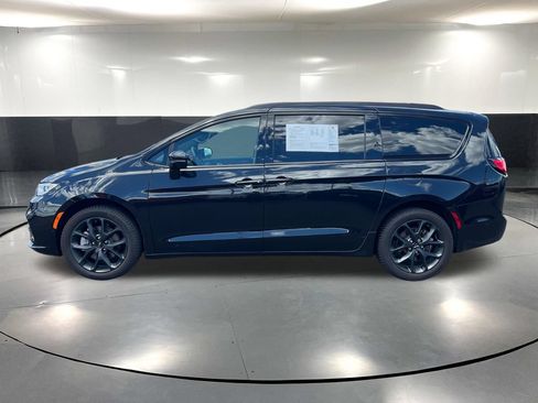 Used 2021 Chrysler Pacifica Touring-L w/ Premium & Safety Sphere Group AWD/4WD image 11