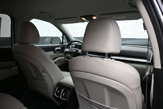 Used 2026 Kia Sorento S FWD image 2