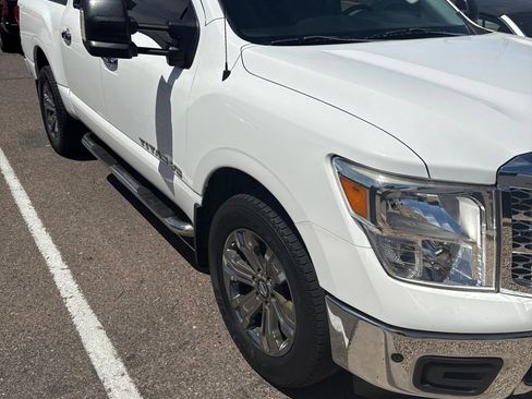 Used 2018 Nissan Titan SV w/ SV Convenience Package AWD/4WD image 5