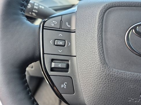 Used 2024 Toyota Prius XLE FWD image 25