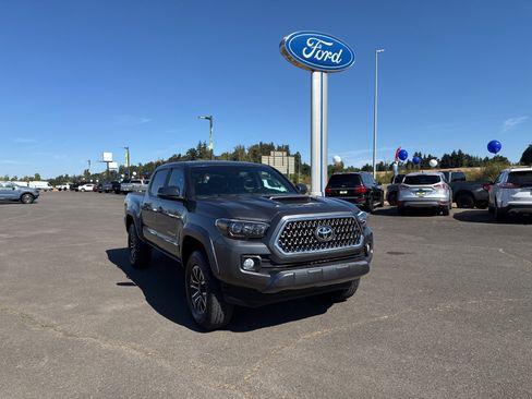 Used 2021 Toyota Tacoma TRD Sport image 2