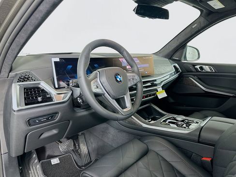 Used 2025 BMW X7 xDrive40i w/ Premium Package image 9