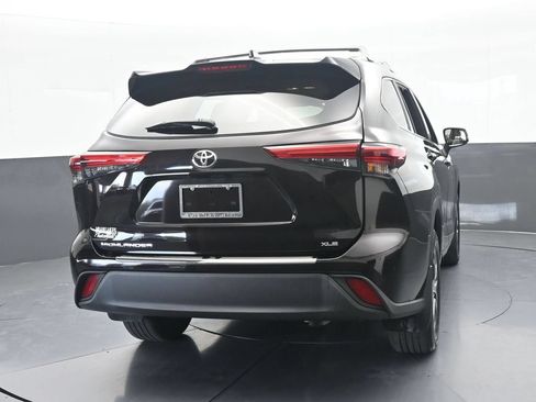 Used 2022 Toyota Highlander XLE FWD image 5