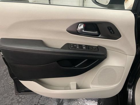Used 2023 Chrysler Pacifica Touring-L FWD image 15