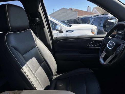Used 2022 GMC Yukon XL SLT w/ SLT Premium Package image 14