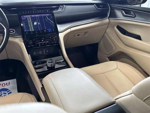 Used 2025 Jeep Grand Cherokee Limited image 28