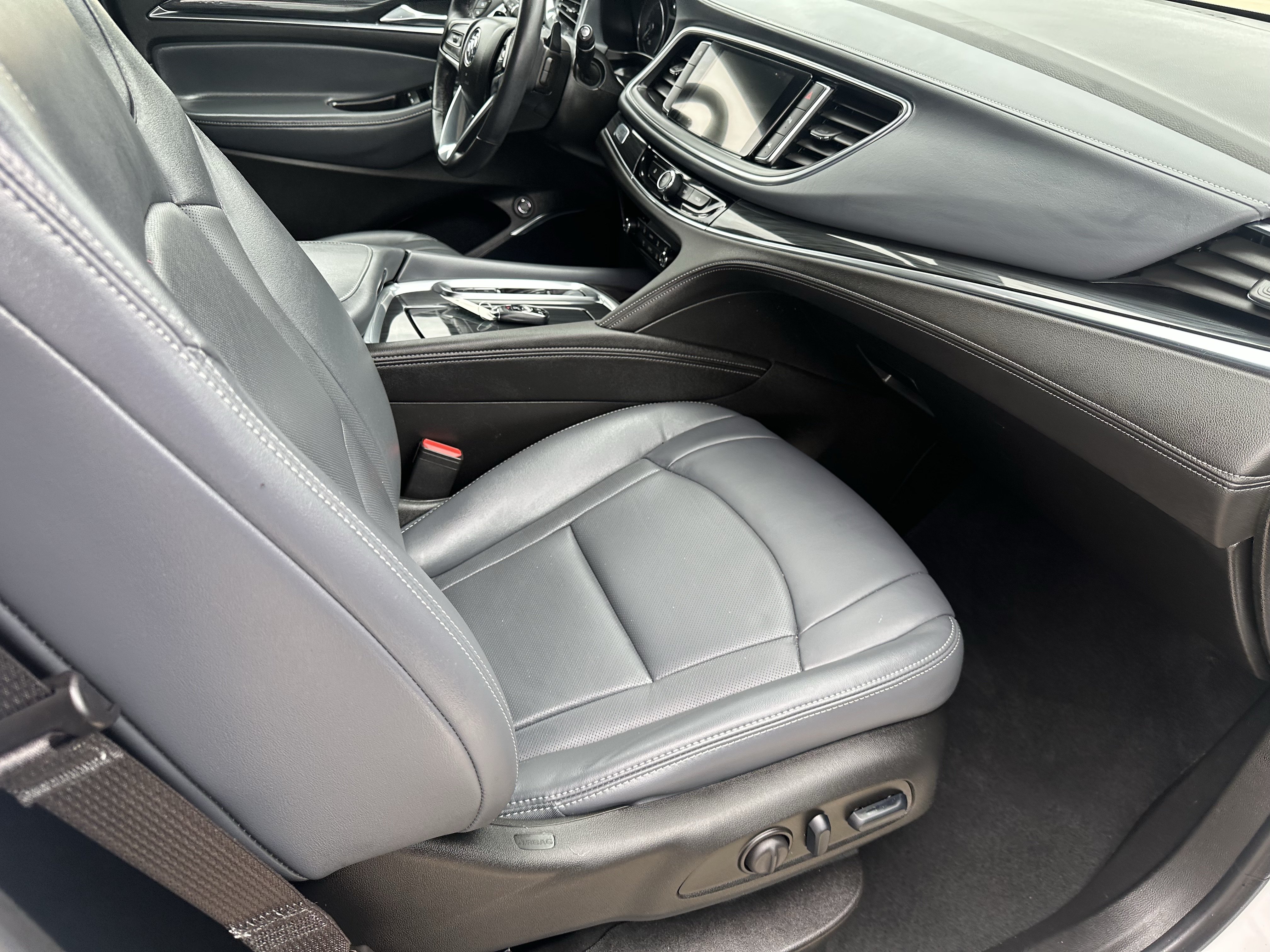 Used 2024 Buick Enclave Essence FWD image 6
