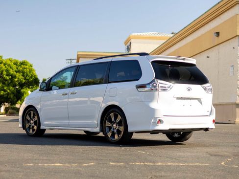 Used 2015 Toyota Sienna SE image 5
