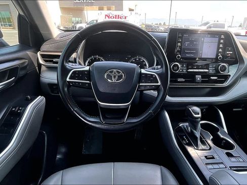 Used 2022 Toyota Highlander XLE AWD/4WD image 5