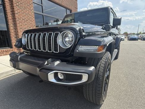Used 2025 Jeep Wrangler Sahara AWD/4WD image 10