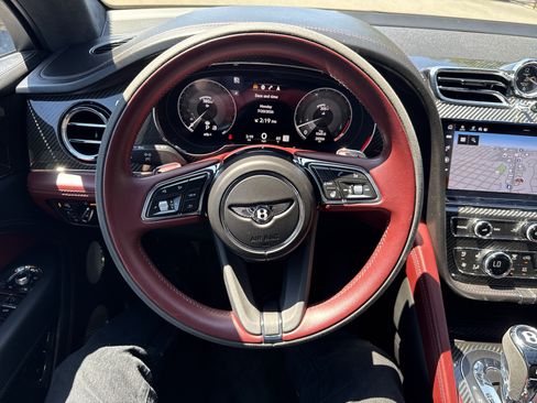 Used 2022 Bentley Bentayga AWD/4WD image 19