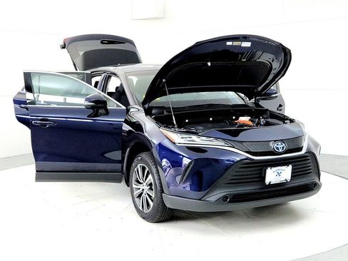 Certified 2023 Toyota Venza LE AWD/4WD image 9