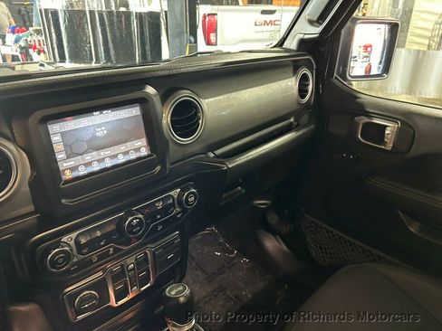 Used 2020 Jeep Wrangler Unlimited Sahara w/ Dual Top Group AWD/4WD image 13
