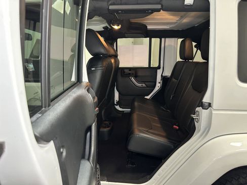 Used 2018 Jeep Wrangler Unlimited Sahara AWD/4WD image 31