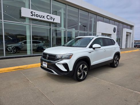 Certified 2024 Volkswagen Taos SE AWD/4WD image 1