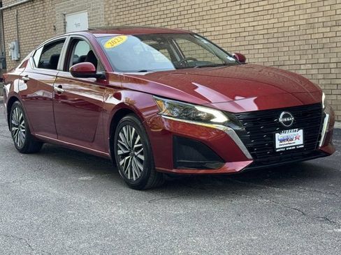 Used 2023 Nissan Altima 2.5 SV w/ SV Premium Package FWD image 3