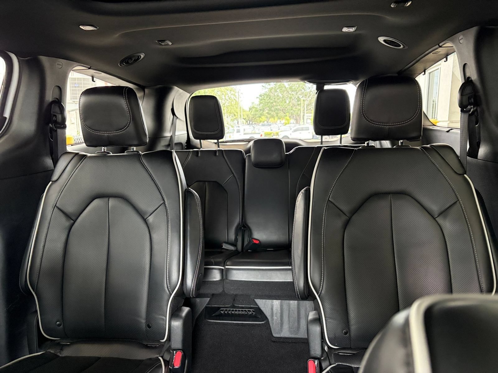 Used 2025 Chrysler Pacifica Limited FWD image 41