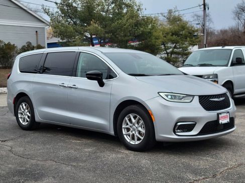 Used 2024 Chrysler Pacifica Touring-L image 7