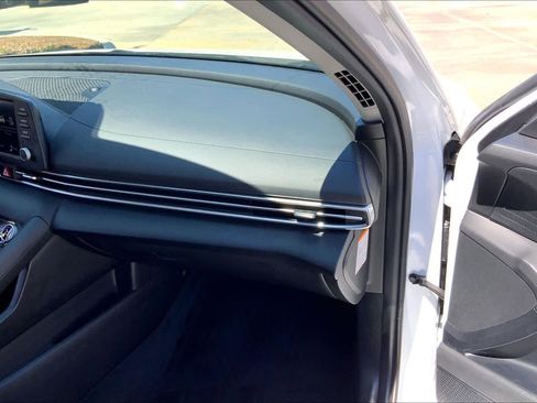 Used 2025 Hyundai Elantra Hybrid FWD image 19
