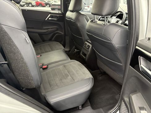 Used 2024 Mitsubishi Outlander SE image 12