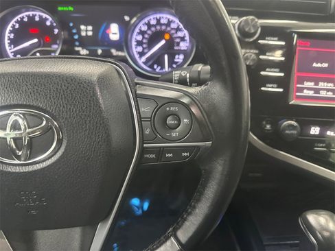 Used 2018 Toyota Camry XLE image 25