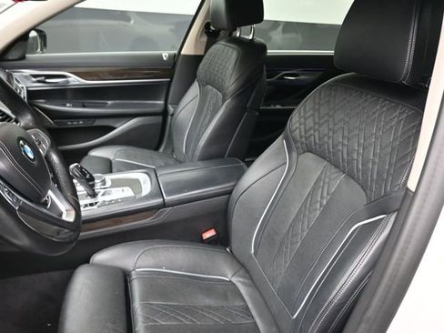 Used 2022 BMW 740i w/ Premium Package image 19