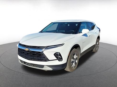 Used 2025 Chevrolet Blazer LT image 2