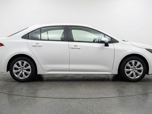 Used 2025 Toyota Corolla LE FWD image 11
