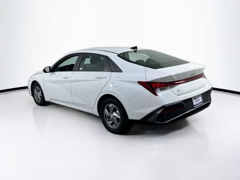 Used 2024 Hyundai Elantra SE image 7