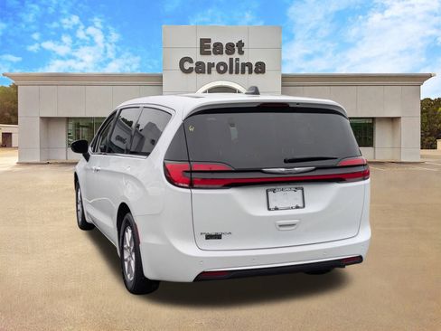 Certified 2024 Chrysler Pacifica Touring-L image 6