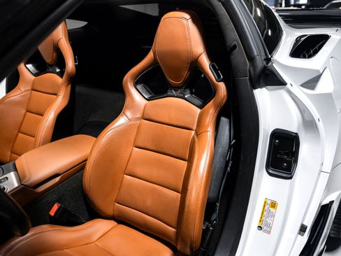 Used 2015 Chevrolet Corvette Z06 w/ 3LZ Preferred Equipment Group image 18