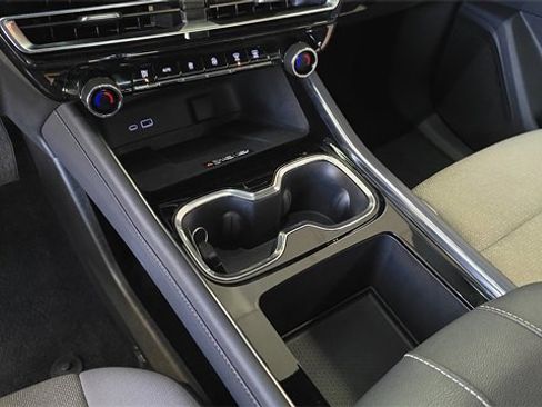 Used 2025 Chevrolet Traverse LT image 23