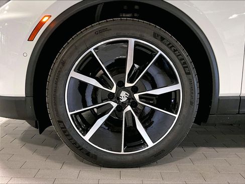 New 2025 Porsche Macan 4 Electric image 10