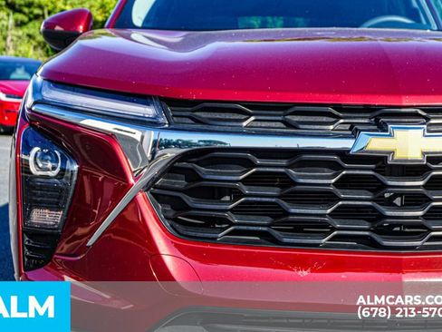Used 2025 Chevrolet Trax LT FWD image 11