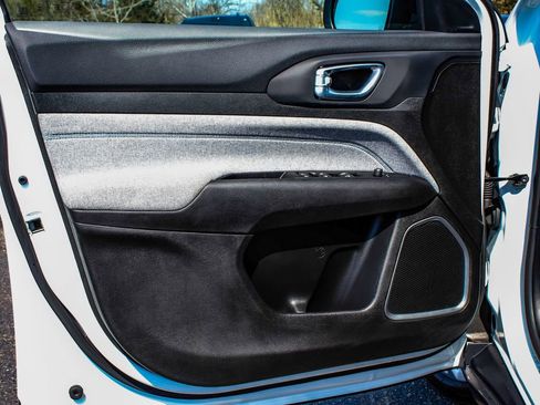 Used 2024 Jeep Compass Latitude image 8