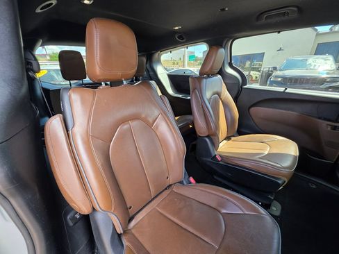 Used 2020 Chrysler Pacifica Limited w/ Advanced Safetytec Group FWD image 13